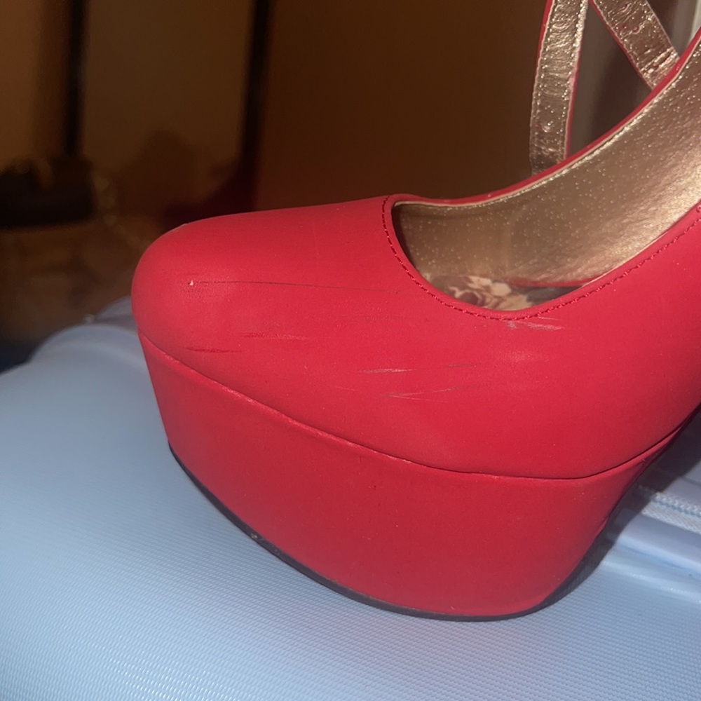 Red pumps - Picture 3 of 6